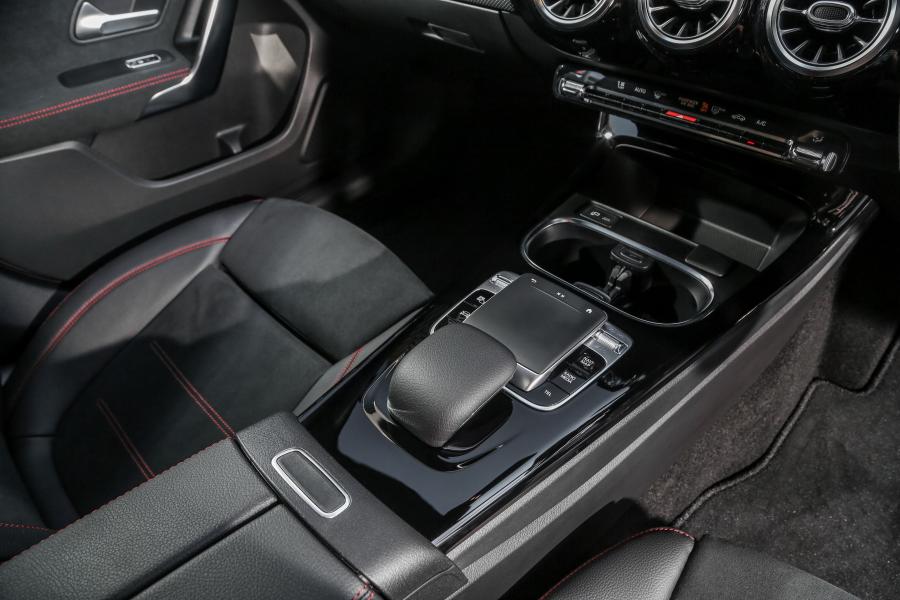 Детали интерьера Mercedes-Benz A250 AMG Line (W177) 2018 года  (MY) (фото 2 из 24)